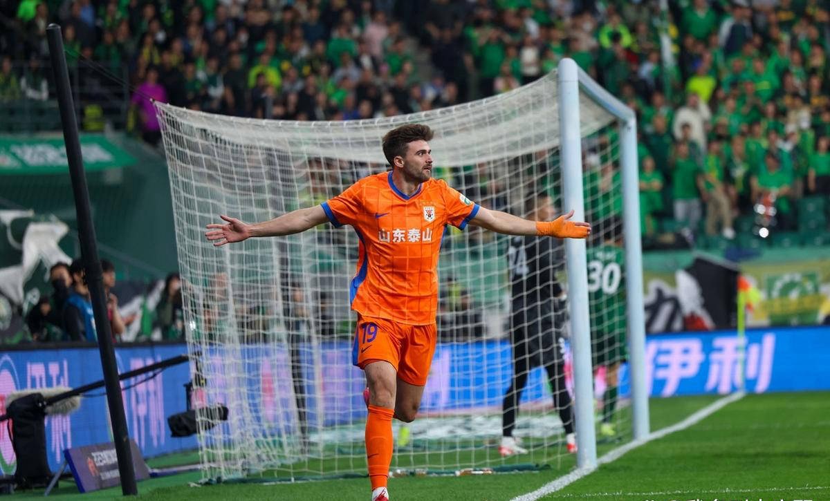 足球联赛中一场精彩对抗引发球迷热议,现场观众沸腾不止的简单介绍 足球联赛中一场精彩对抗引发球迷热议,现场观众沸腾不止的简单介绍