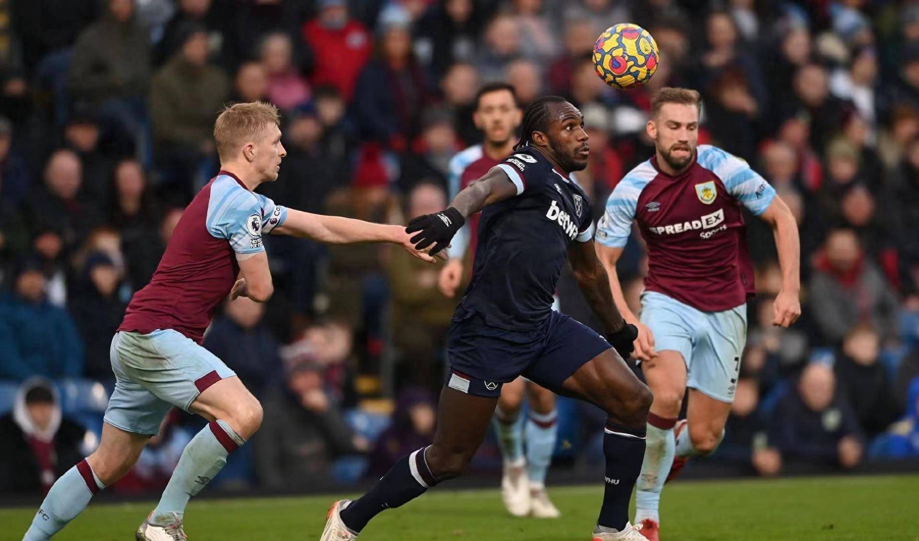 马赛取得关键三分，保持不败纪录