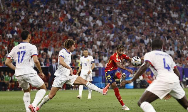 aoa体育活动-包含马拉加防线极力保护，球队拼尽全力争取未来胜利的词条