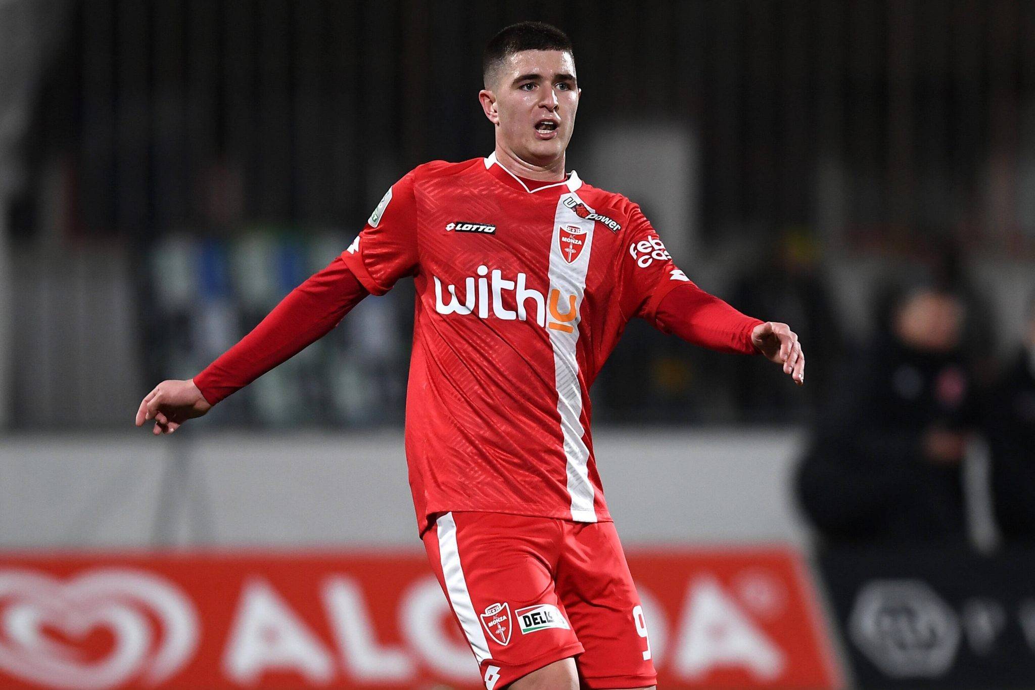 aoa体育教练-尤文图斯在客场取得胜利，豪取三分