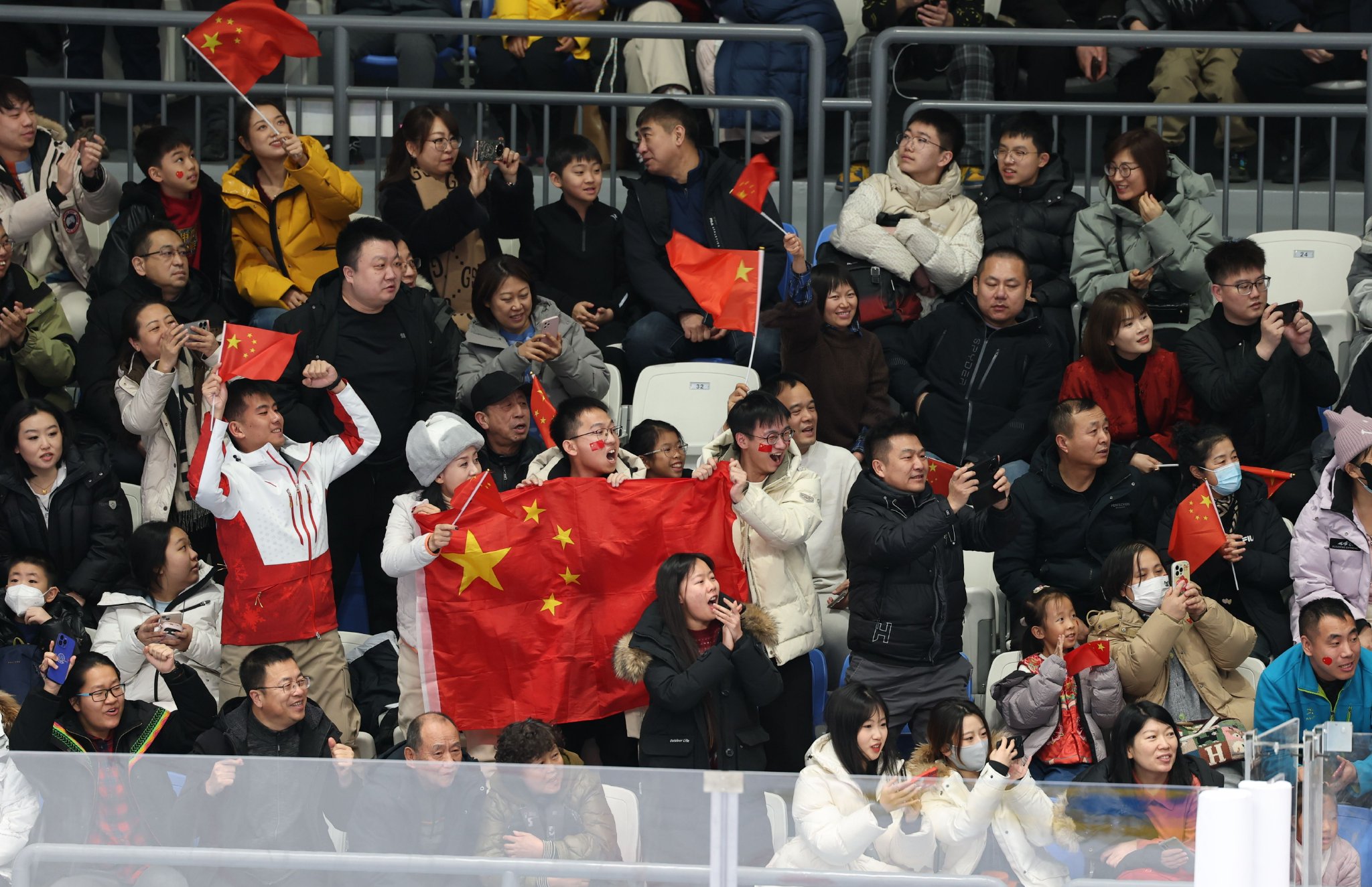 现场观众沸腾,为偶像队伍加油 现场观众沸腾,为偶像队伍加油