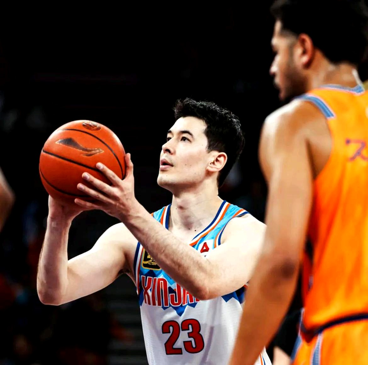 包含新疆男篮冲出低谷，展现复苏之势的词条