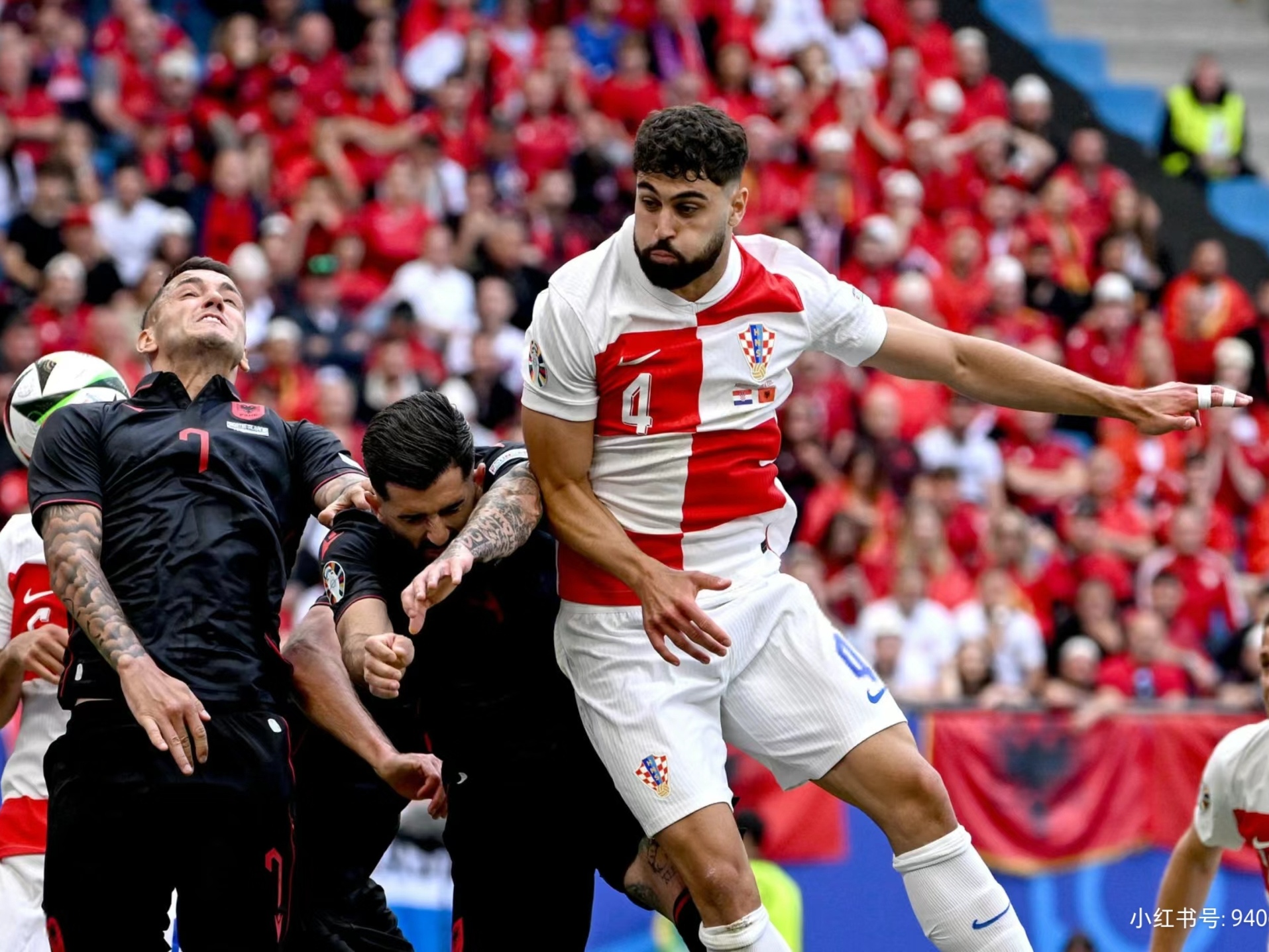 aoa体育-关于欧洲职业足球比赛燃情上演，球场氛围热烈的信息