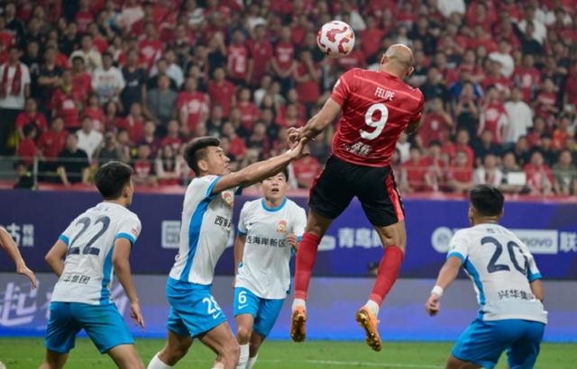 包含足球比赛中，一场精彩绝伦的对决震撼全场观众的词条