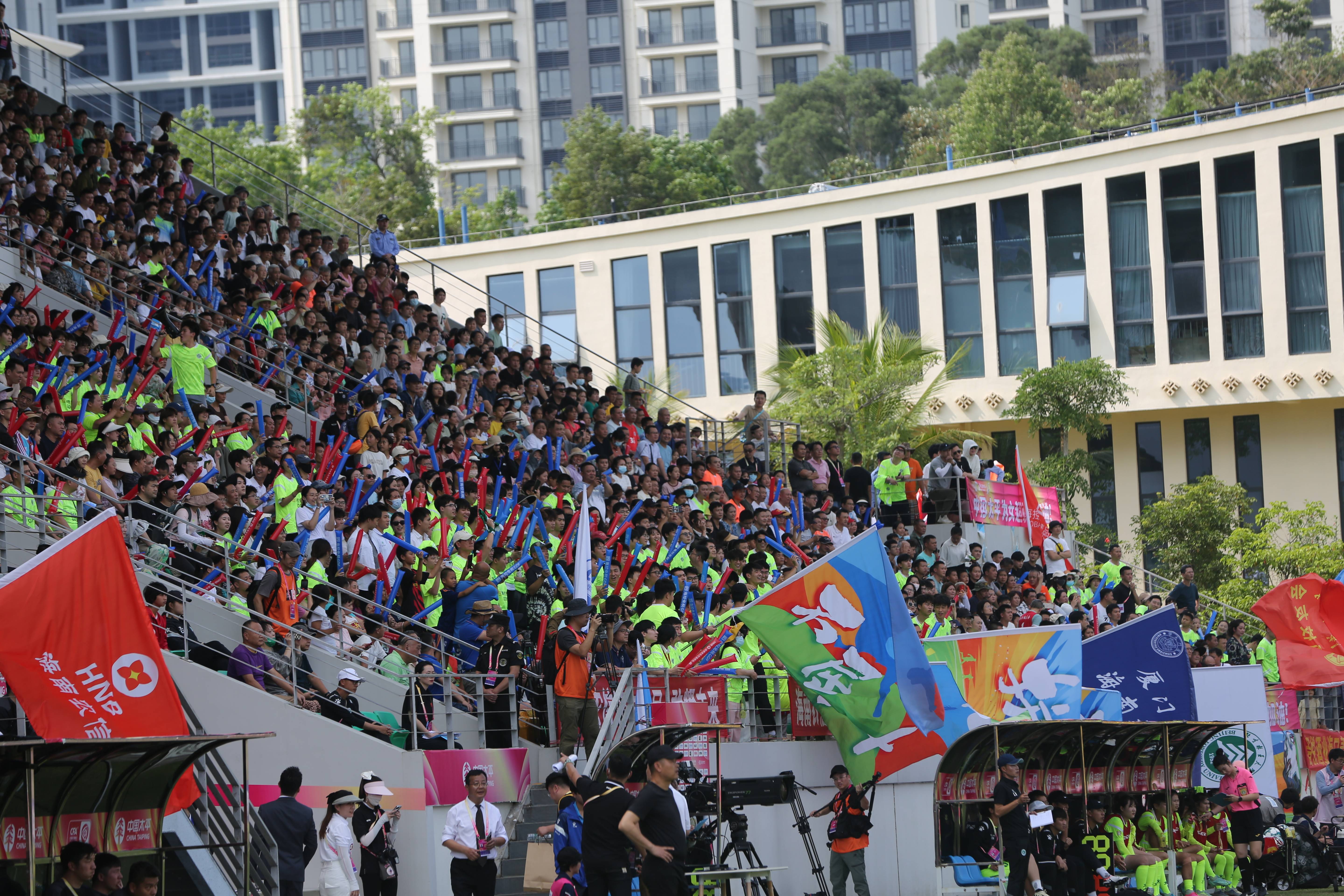 aoa体育教练-足球比赛场上掀起热潮，观众声势浩大