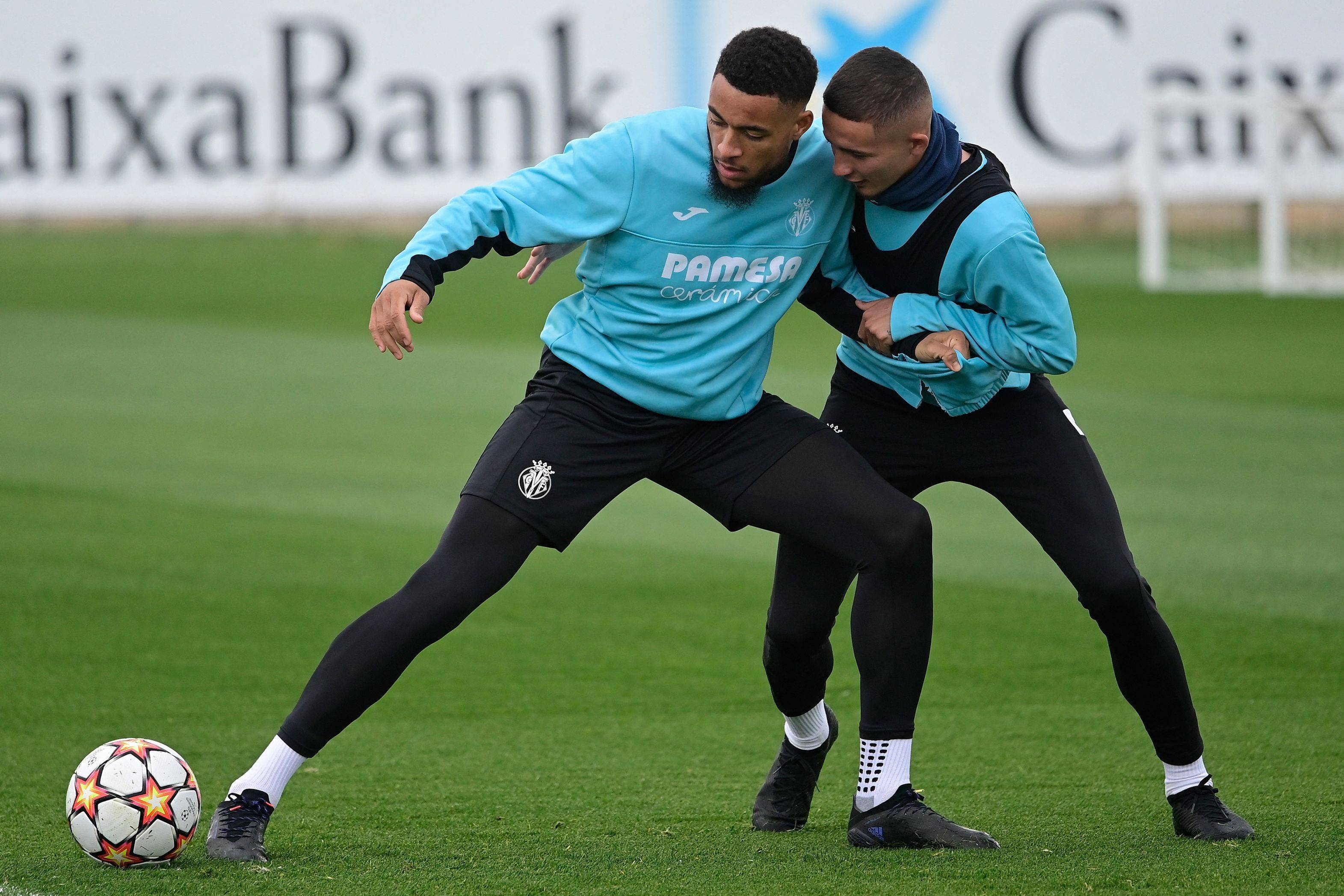 比利亚雷亚尔队员在比赛中表现出色 比利亚雷亚尔队员在比赛中表现出色