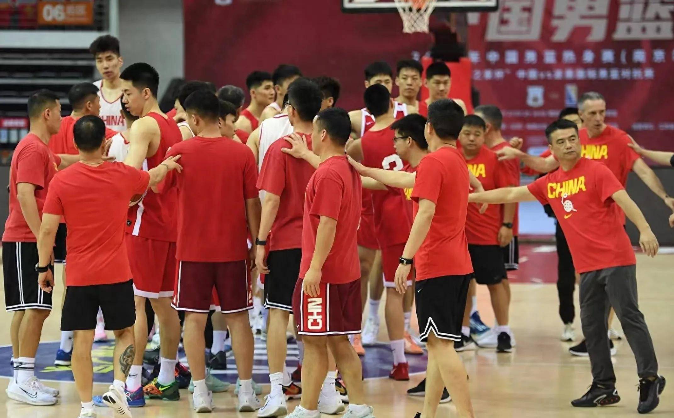 aoa体育馆-比赛中球员们拼尽全力，为球队争取胜利