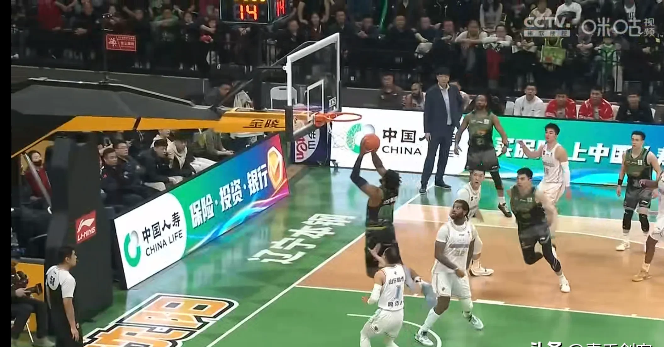 强队实力横扫对手，场上战斗激烈令人目不转睛的简单介绍