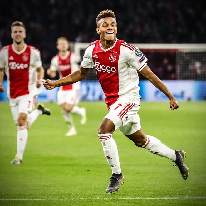 关于阿贾克斯大胜里昂，夺得联赛积分榜头名的信息