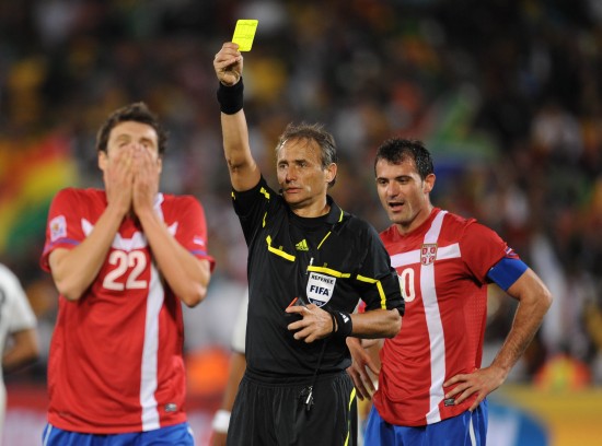 黄牌飞出!激烈角逐中,裁判足够严谨 黄牌飞出!激烈角逐中,裁判足够严谨