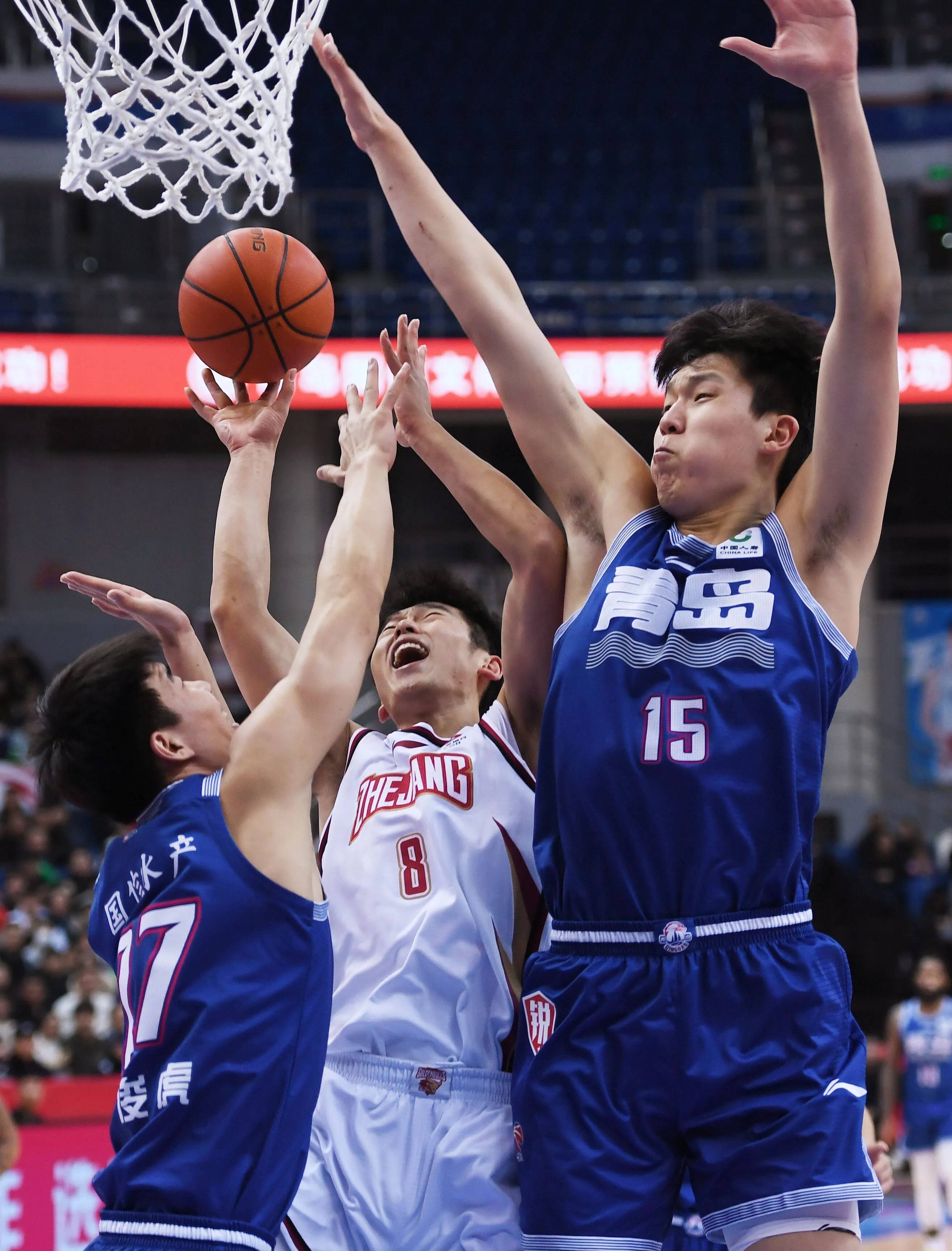 比赛即将开始,球队们全力以赴争夺胜利! 比赛即将开始,球队们全力以赴争夺胜利!