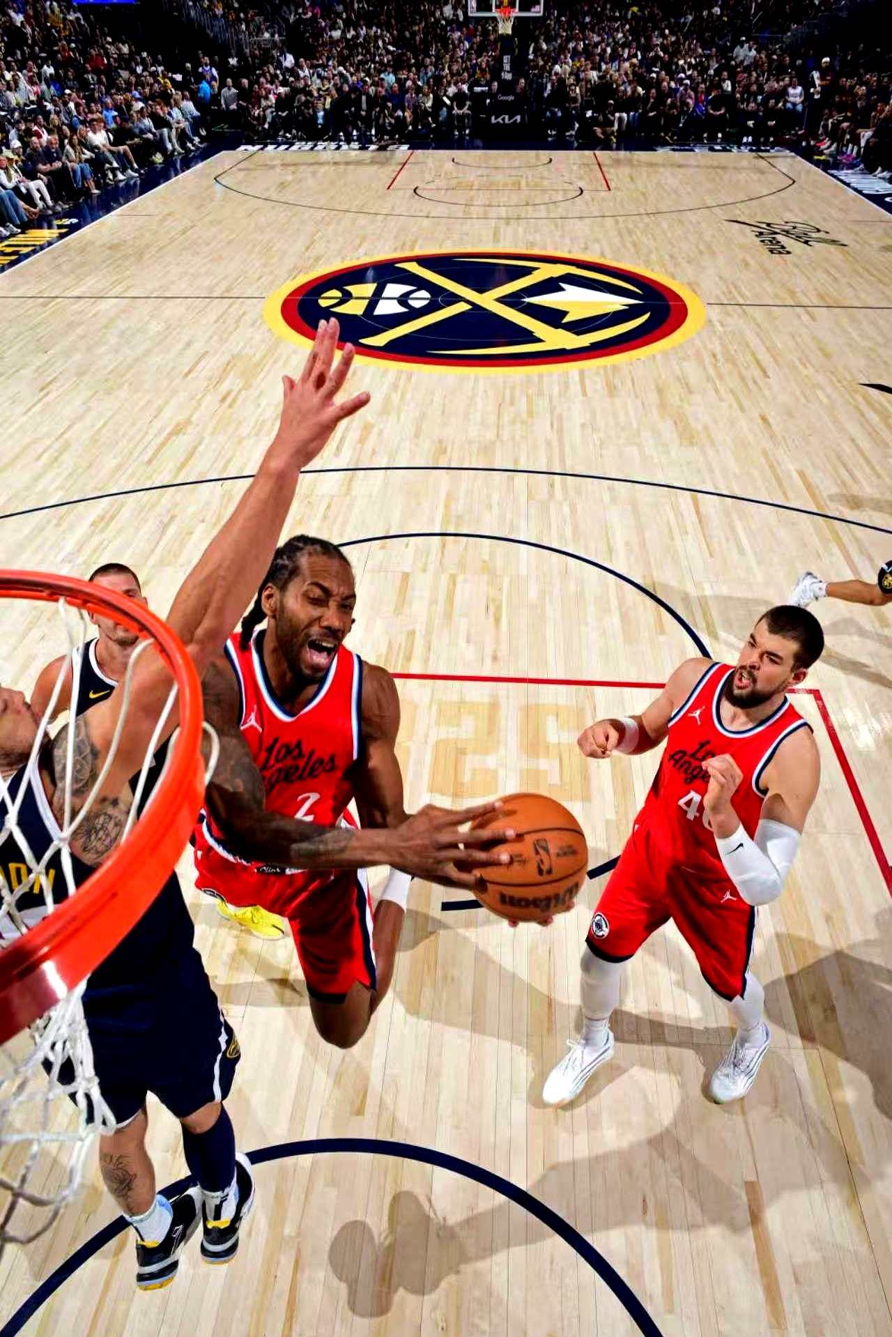 aoa体育官网-劲旅对抗，篮球场上的殊死之战