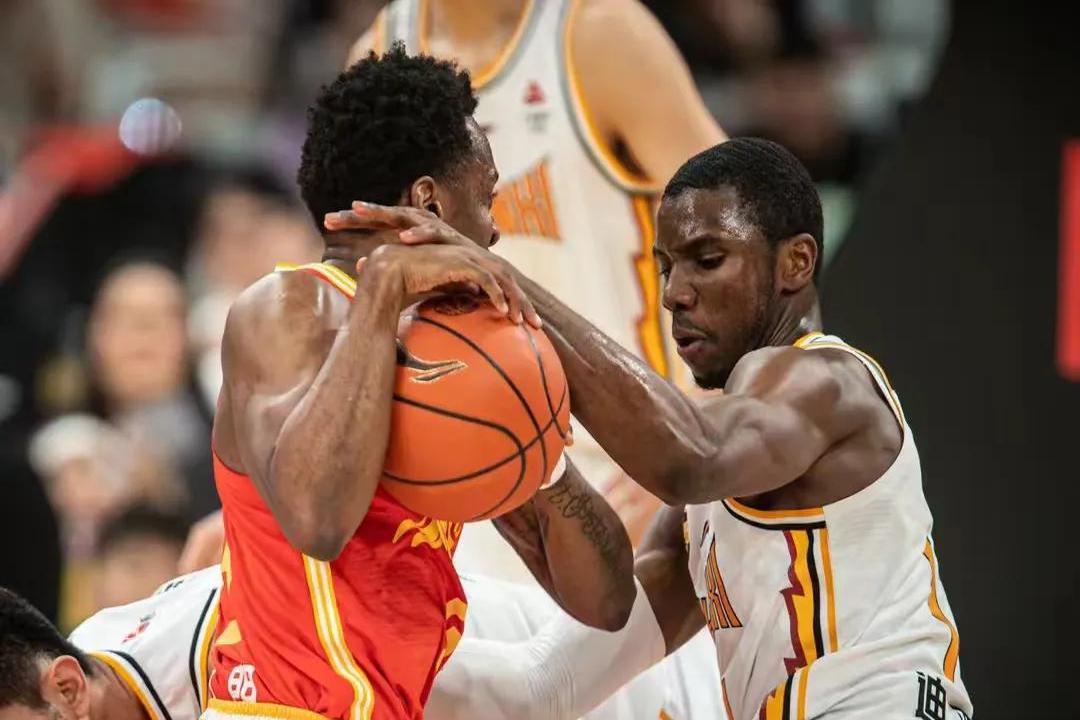 aoa体育课程-防守铁卫展现神勇，助球队零封对手