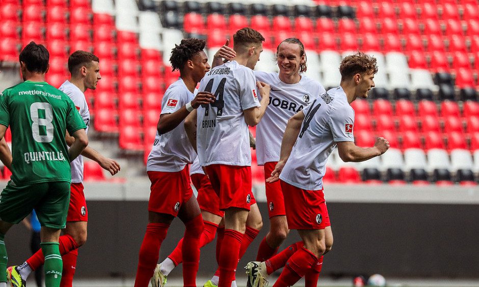 aoa体育培训-弗赖堡后防失守，连续多场比赛遭受惨败