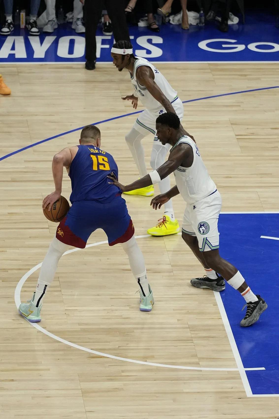 aoa体育-灰狼在客场大胜，掘金不敌对手